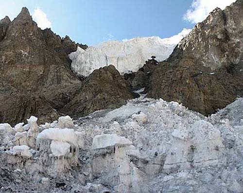 Участок обвала висячего льда и горной породы с гребня Джимарай-Майли