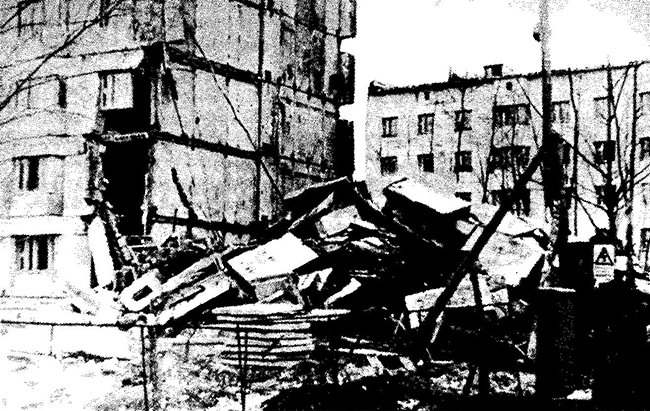 Обрушение 5-этажного крупноблочного здания с продольными несущими стенами в поселке Усть-Омчуг Магаданской обл